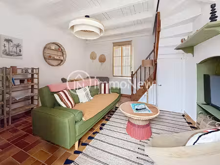 maison en pierres rénovée dans le bourg de carolles