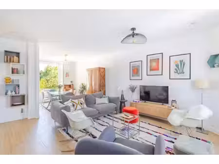 maison totalement rénovée avec 3 ou 4 chambres et dépendances
