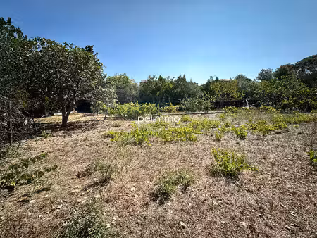 terrain constructible lançon-provence - 455m²