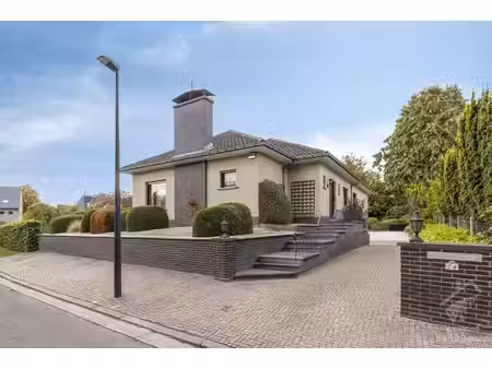 ruime bungalow met 3 slaapkamers  bureau en dubbele garage