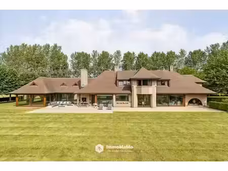 unieke villa met binnenzwembad en paardenstallen op een t...
