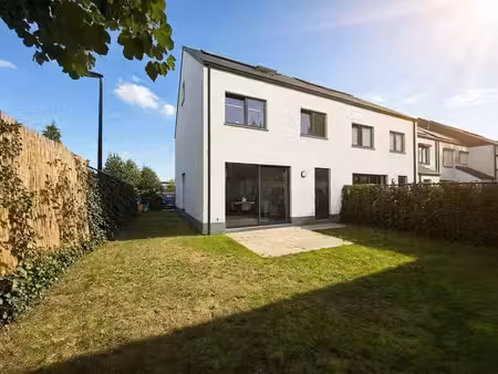 maison nouvelle construction avec trois chambres