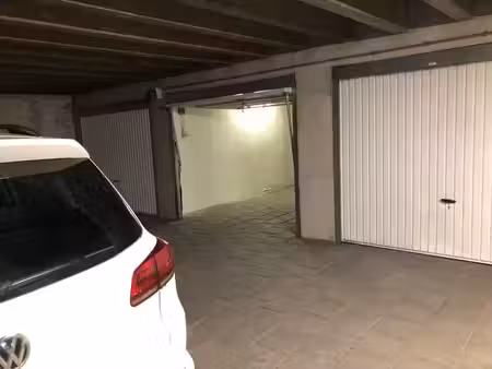 box de garage à louer à berchem  peb b