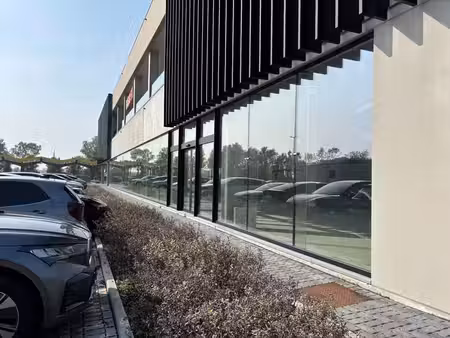 espace commercial avec une excellente visibilité le long de