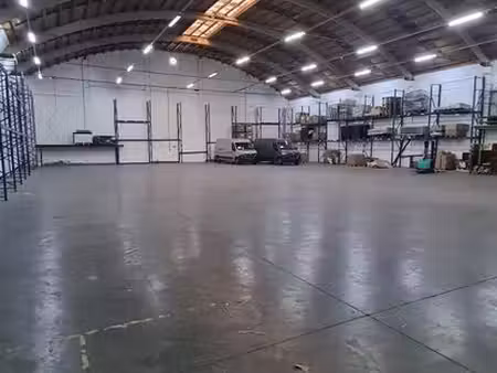 entrepôt 1;350 m²