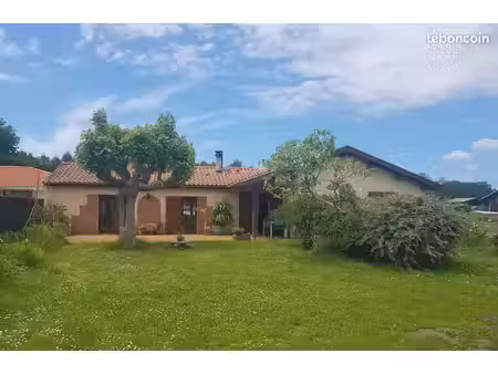 maison 96 m2   terrain de 1027 m2 proche lac  au calme