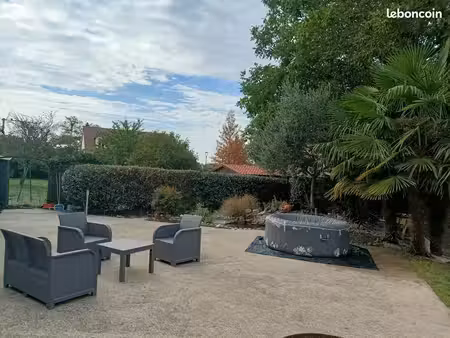 maison individuelle avec un joli jardin