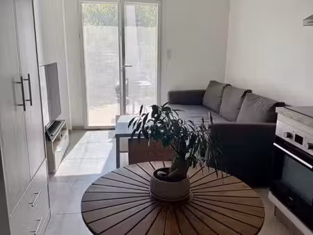 charmant studio pied dans l’eau à l’année