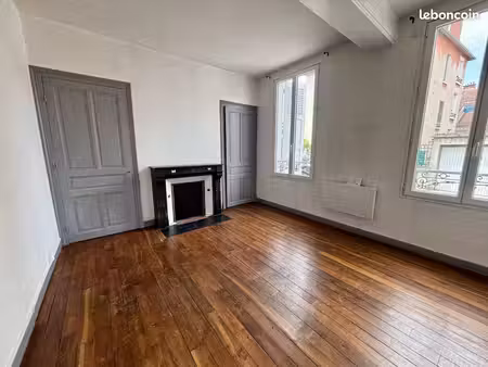 t2 sainte savine avec une cour