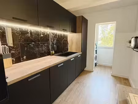 t2 duplex meublé – 58 m² – terrasse – parking couvert + cave