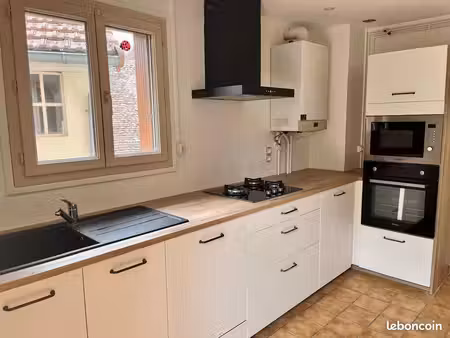 t3 meublé 57 71 m² – mobilier neuf – rénové – terrasse + cour – 660 cc
