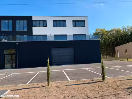 a louer entrepot/commerce et bureaux de 340 m²