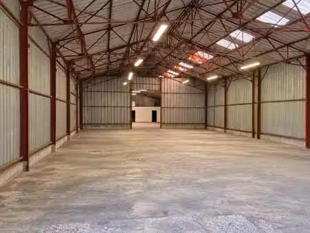 entrepôt / bâtiment de stockage 800 m² – accès poids lourds – vente ou location – proche a