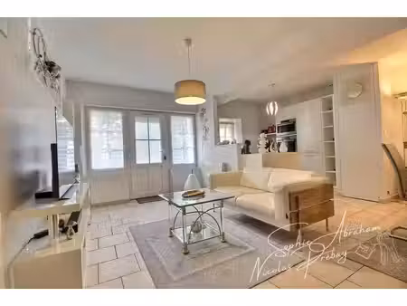 logement de 2 pièces  1 chambre  1 bureau  2 places de parkings  caves et cour-terrasse pr