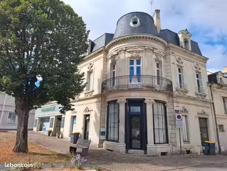 très joli local commercial dans immeuble à l'architecture remarquable