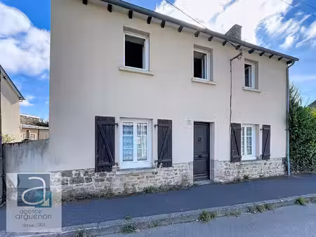 caulnes - maison de caractère avec dépendances  à proximité du centre-bourg