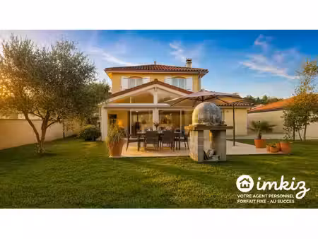 maison familiale avec piscine et beaux volumes