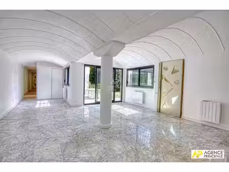 'la celle saint-cloud' exceptionnelle maison 'le corbusier' de 5 pîèces de 190m² dans un é