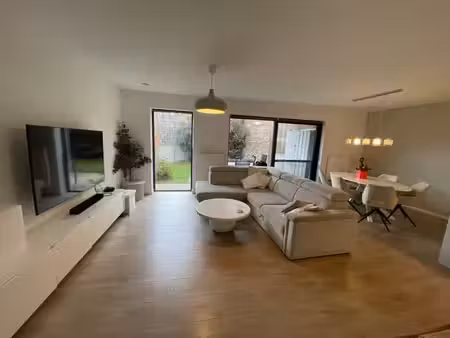 très beau rez-de-chaussé avec terrasse et jardin