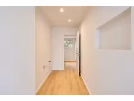 petit studio rénové à proximité de toutes les facilités!