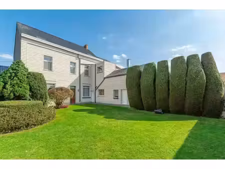 maison bourgeoise 4 ch avec jardin  dans un état impeccable.