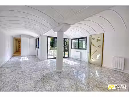 "la celle saint-cloud" exceptionnelle maison "le corbusier" de 5 pîèces de 190m² dans un é