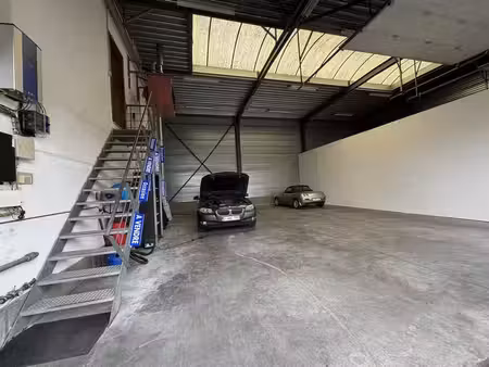 **nivelles** entrepôt + bureaux et parking dans le zoning
