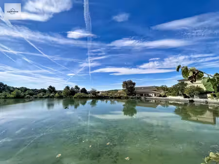 appartement en rez-de-jardin entièrement rénové vue lac   2 chambres   climatisé avec plac