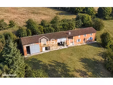immeuble 460 m² reynies