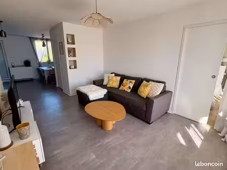 tassin-la-demi-lune – horloge – 3 pièces – 2 chambres – 315 000