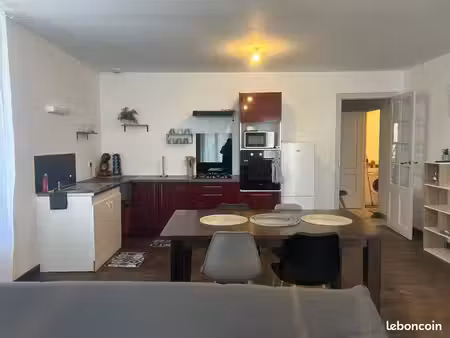 à louer – grand appartement meublé 115 m² – centre-ville de sauzé-vaussais