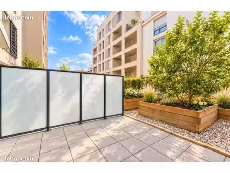 à 10 m du métro  terrasse de 15 m²  au calme