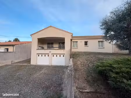 maison de charme avec vue sur étang – 2 chambres  grand sous-sol et 4 garages