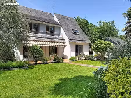 maison familiale avec piscine  grand jardin et grands garages