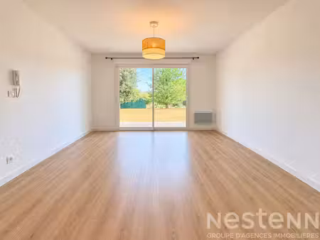 à louer - appartement t2 en rez-de-jardin avec terrasse et parking à pluneret