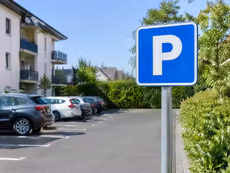 box fermé sur parking d'un immeuble / quartier romagny
