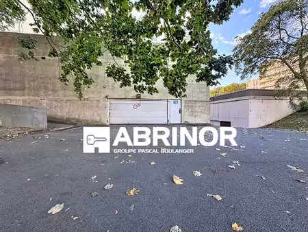 garage fermé en sous-sol.