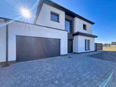 maison individuelle cubique de 145 m² en semi plain pied