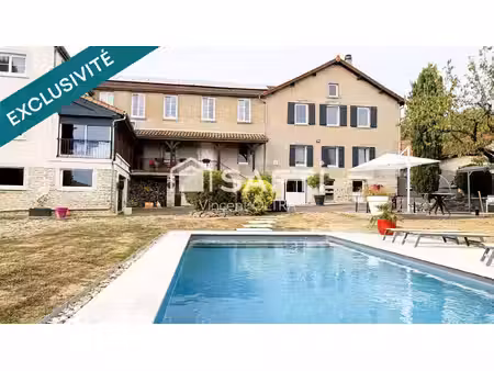 bâtiment ancien comprenant deux habitations indépendantes rénovées avec piscine et vue mag