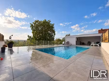 maison 8 pièces 241 m²