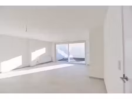 appartement rénové au rez-de-chaussée  situé sur le quai
