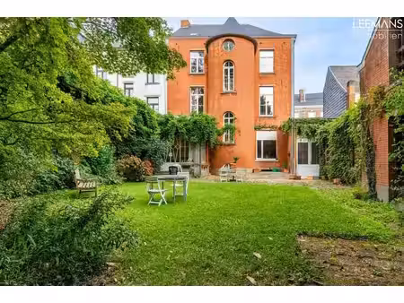 maison de maître avec son passage cocher  jardin et bureaux