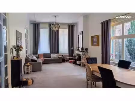 grande maison bourgeoise avec un beau terrain