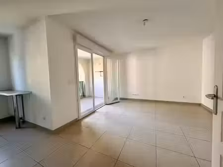 centre-ville appartement t2 + parking.