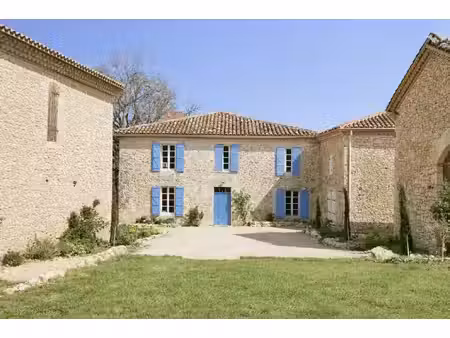 domaine médiéval en pierre avec vues protégées à 360° –