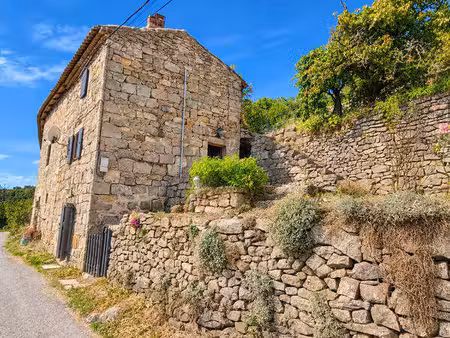 maison de hameau en pierres avec vue et jardin