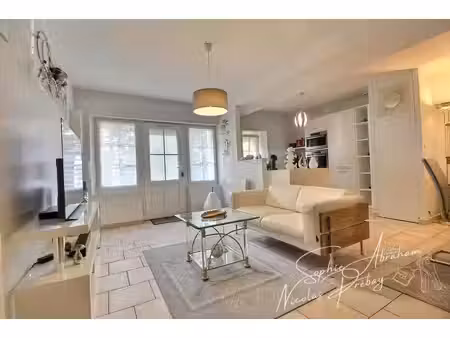 logement de 2 pièces  1 chambre  1 bureau  2 places de parkings  caves et cour-terrasse pr