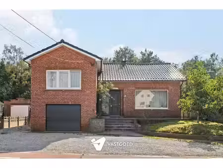uiterst knap gerenoveerde woning met 3 slaapkamers gelegen op een zonnig georienteerd perc