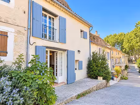 cucuron  maison de village avec terrasse de 10 m²