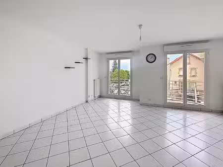 t2 laxou limite nancy residence avec piscine
